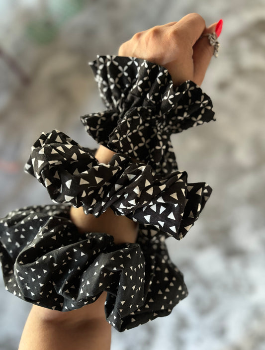 GRANDEUR SCRUNCHIE
