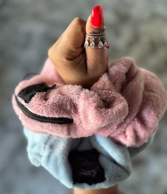 OVERSIZED FLUFFY SCRUNCHIE W/ ZIPPER POCKET