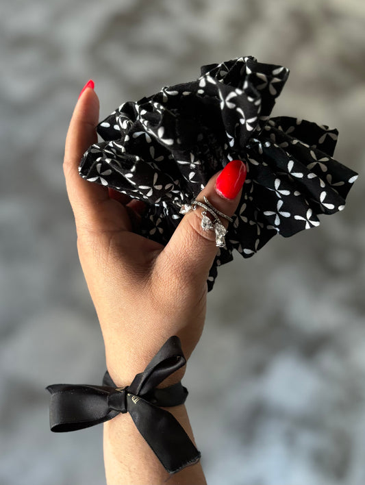 GRANDEUR SCRUNCHIE