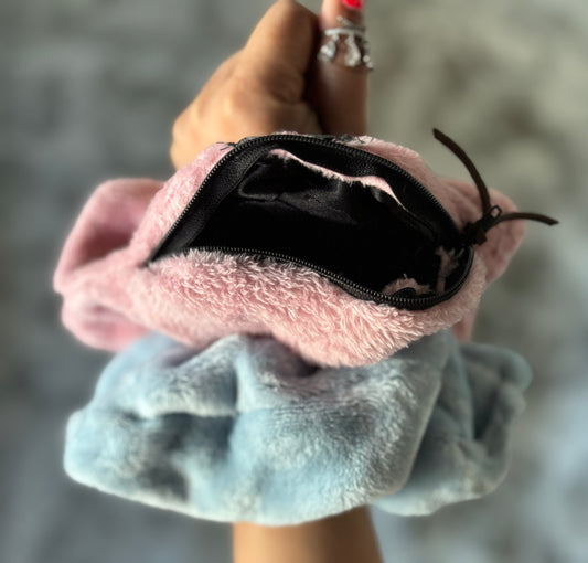 OVERSIZED FLUFFY SCRUNCHIE W/ ZIPPER POCKET